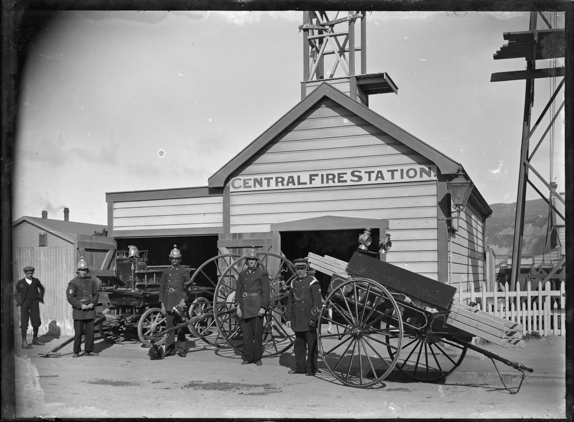 Capa do episódio #50: Quartel de bombeiros de Petone, Nova Zelândia, c. 1900, Albert Percy Godber / Alexander Turnbull Library. Domínio público, via Wikimedia Commons