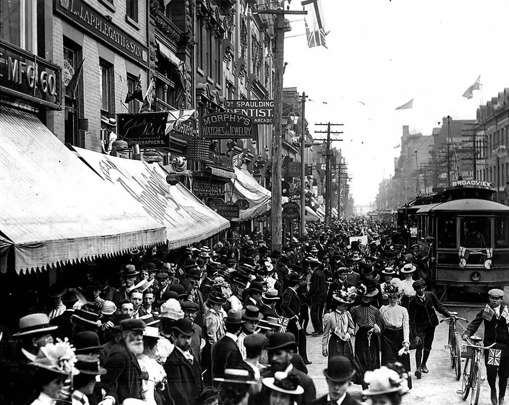 Capa do episódio #59: Multidão na Yonge Street celebrando o fim da Guerra dos Bôeres, 1902, William James. Domínio público, via Wikimedia Commons