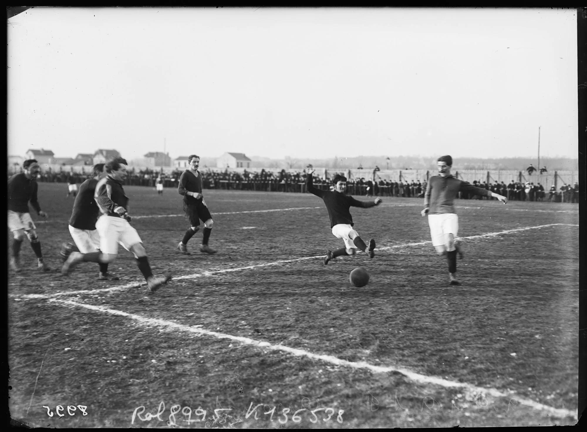 Capa do episódio #46: Partida de futebol em Paris, 19/2/1910, Agence Rol / Gallica (BnF). Domínio público, via Wikimedia Commons