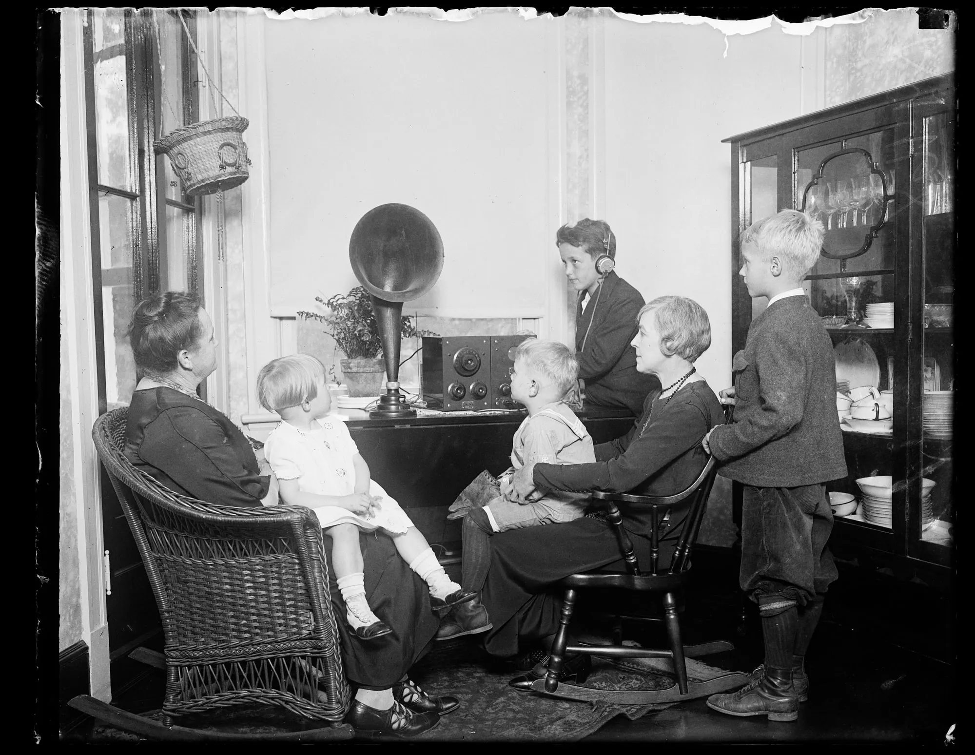 Capa do episódio #69: Família ouvindo rádio, Harris & Ewing / Library of Congress. Domínio público, via Wikimedia Commons