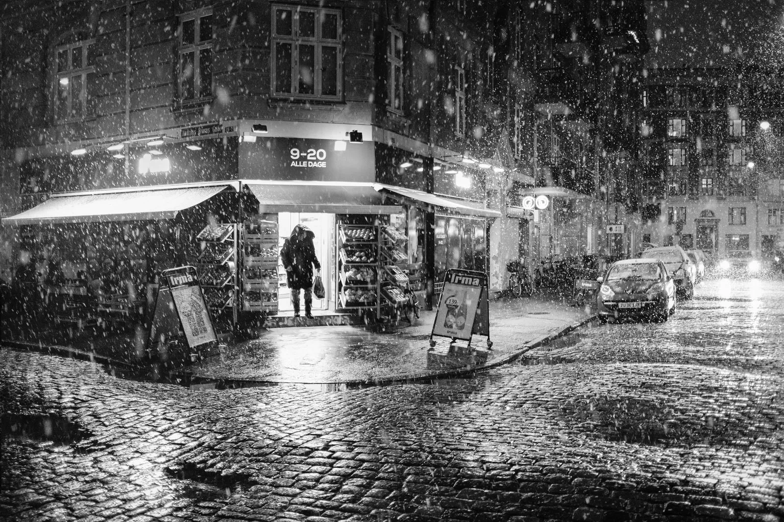 Capa do episódio #131: “Snow at Christianshavn and the local Irma supermarket, winter in Copenhagen” por Kristoffer Trolle