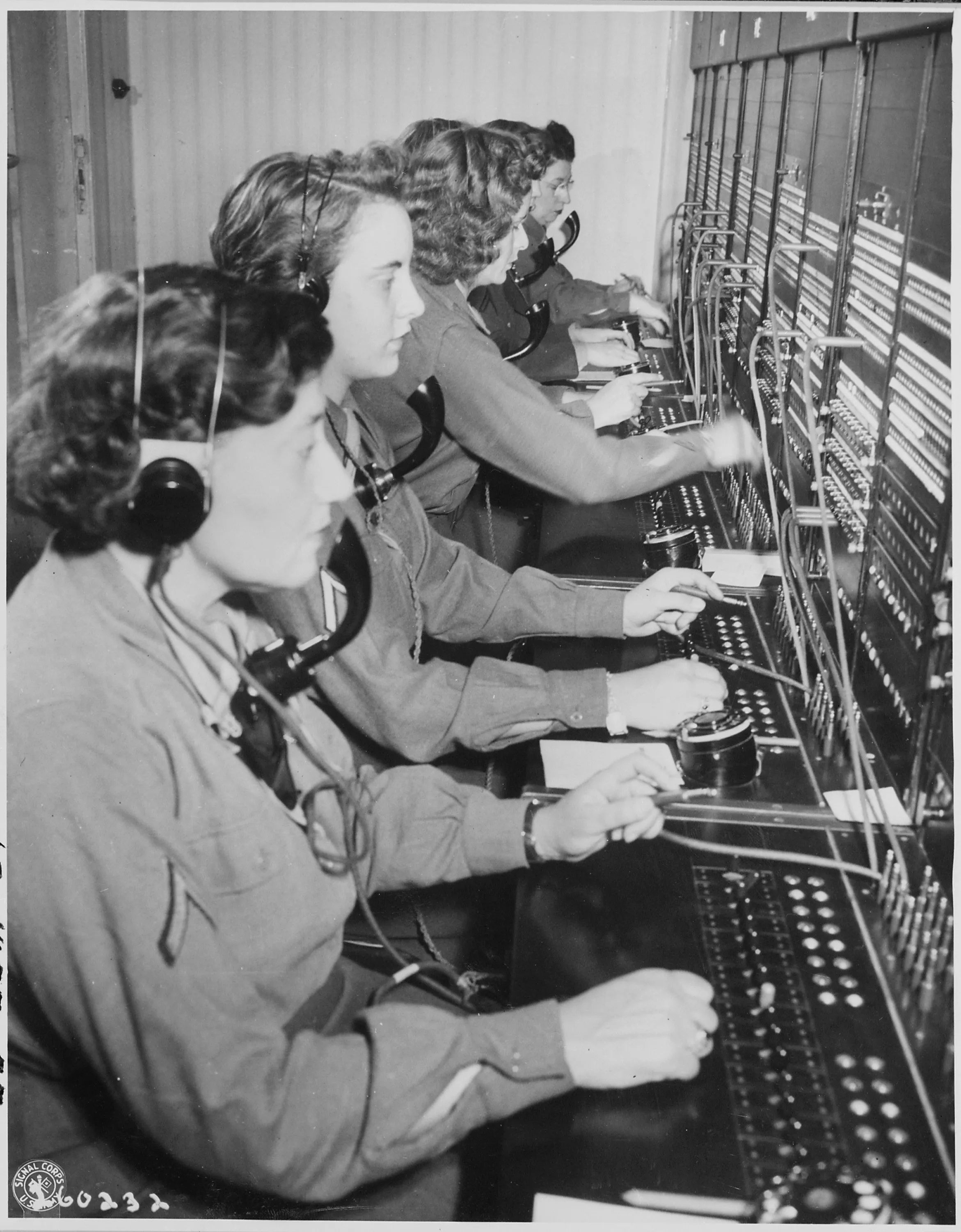 Capa do episódio #5: Telefonistas na Conferência de Potsdam (1945), Exército dos EUA / U.S. National Archives. Domínio público, via Wikimedia Commons