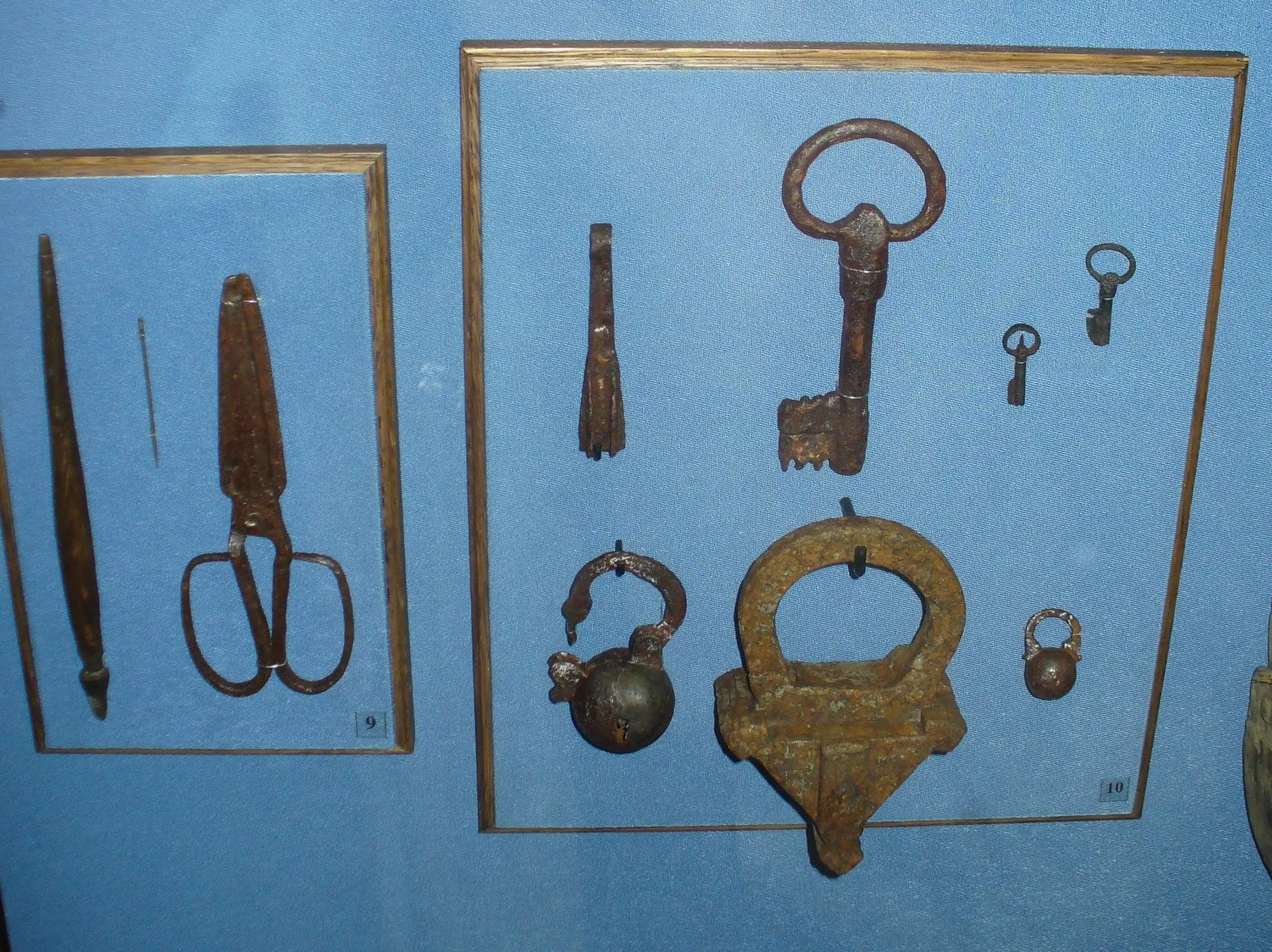 Capa do episódio #71: Chaves, cadeado e objetos de Mangazeia, Лапоть / Museu Histórico do Estado, Moscou. CC0, via Wikimedia Commons