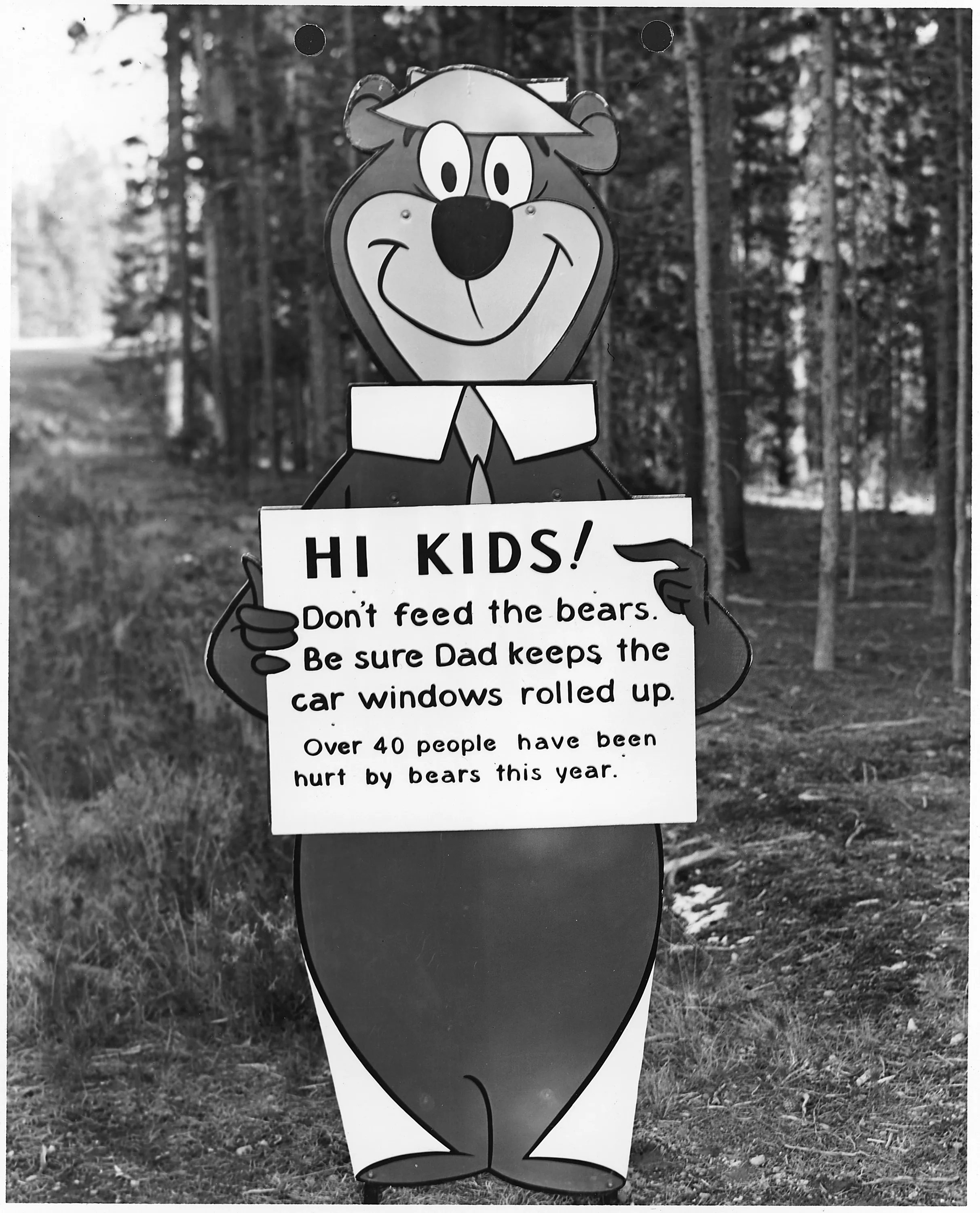 Capa do episódio #120: “Sign advising young National Park visitors not to feed the bears”, 1961