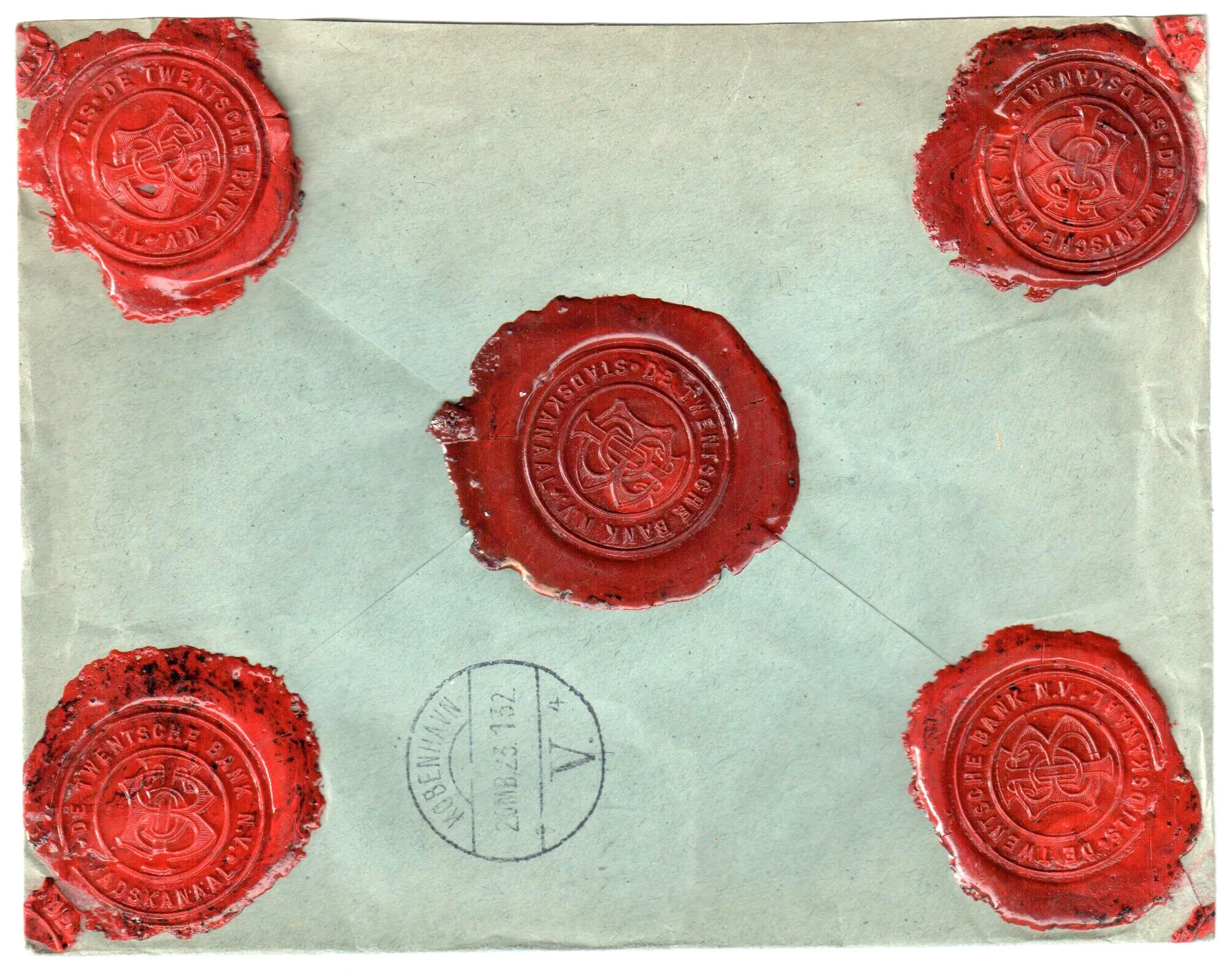 Capa do episódio #7: Carta com lacres de cera, correio holandês (1932). Domínio público, via Wikimedia Commons