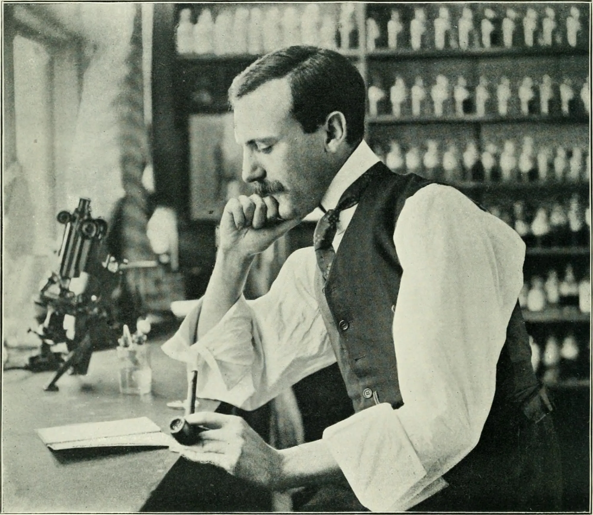 Capa do episódio #36: Pesquisador ao microscópio, The Journal of Hygiene, 1901, Internet Archive Book Images. Sem restrições de direitos conhecidas, via Wikimedia Commons
