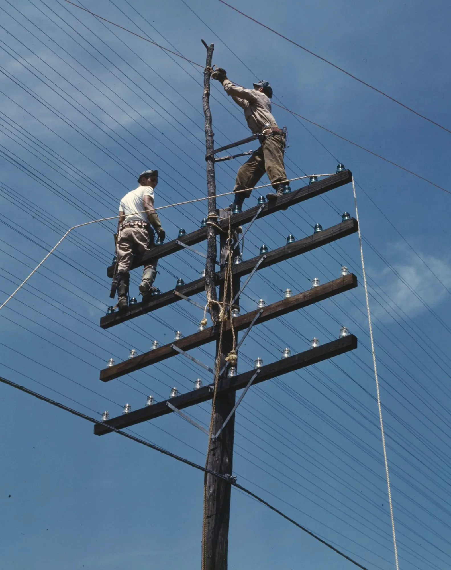 Capa do episódio #44: Eletricistas da TVA num poste, Tennessee Valley Authority (governo dos EUA). Domínio público, via Wikimedia Commons