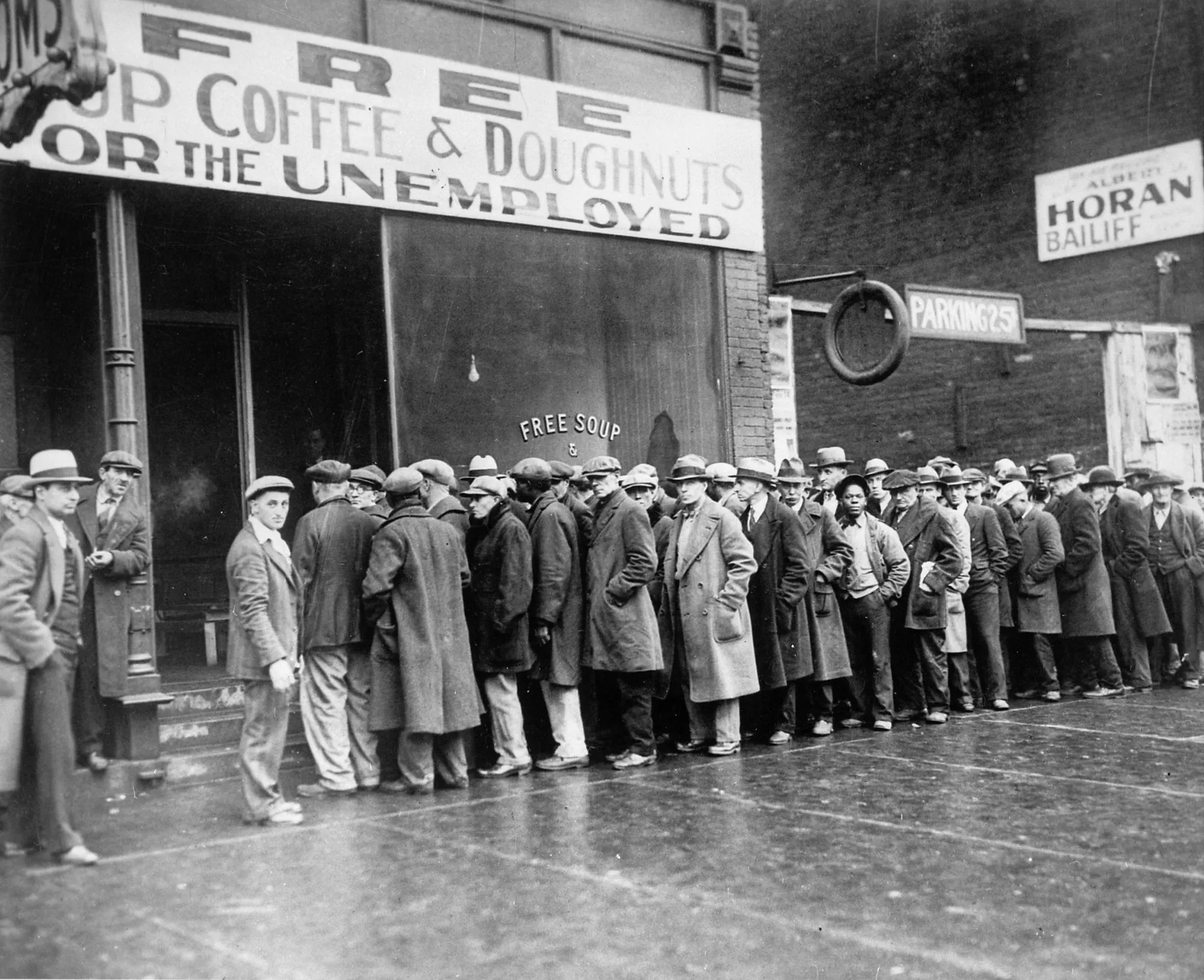 Capa do episódio #77: Fila na sopa gratuita aberta por Al Capone em Chicago, 1931, autor desconhecido / U.S. National Archives. Domínio público, via Wikimedia Commons