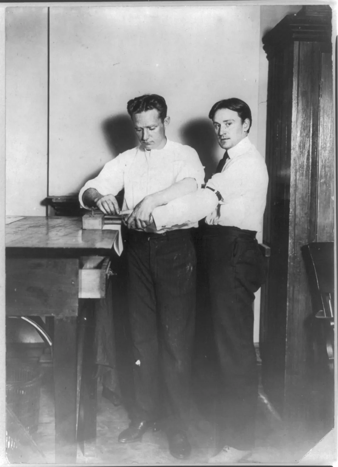 Capa do episódio #21: Tomada de impressões digitais na sede da polícia de Nova York, c. 1910, George Grantham Bain Collection / Library of Congress. Domínio público, via Wikimedia Commons
