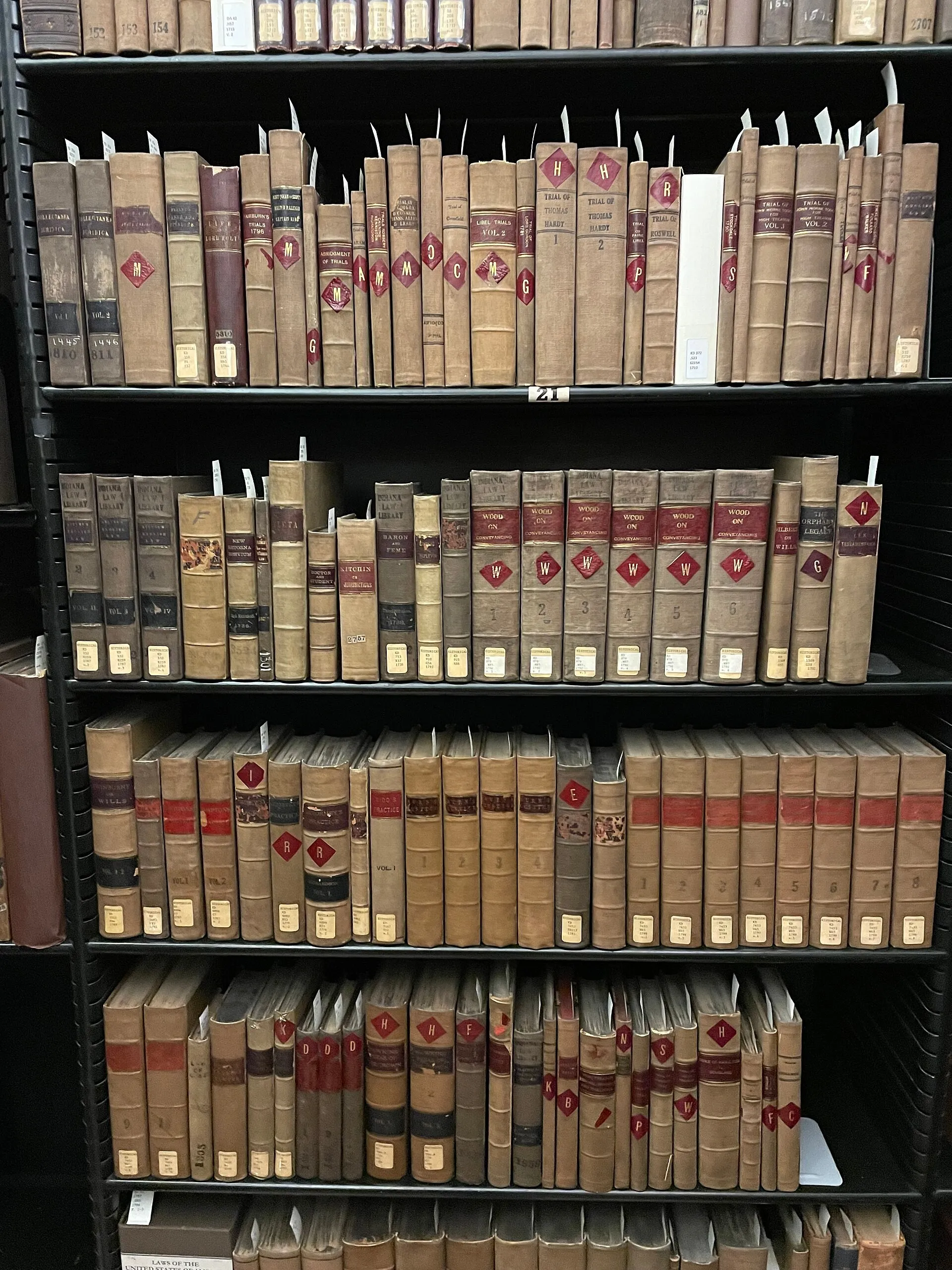 Capa do episódio #12: Livros raros da biblioteca da Suprema Corte de Indiana, foto de Dominic. CC0, via Wikimedia Commons